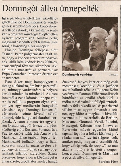 Domingót állva ünnepelték