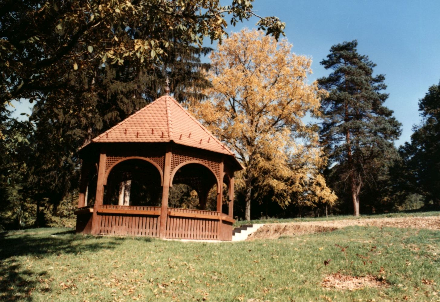 Alsómocsolád Sztankovánszky-kastély parkja : pagodák